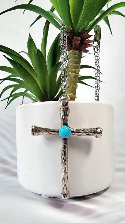 Croix texturée argentée, fausse perle turquoise, bijoux chrétiens, cadeau de baptême, accessoire de confirmation, symbole religieux, charme inspirant