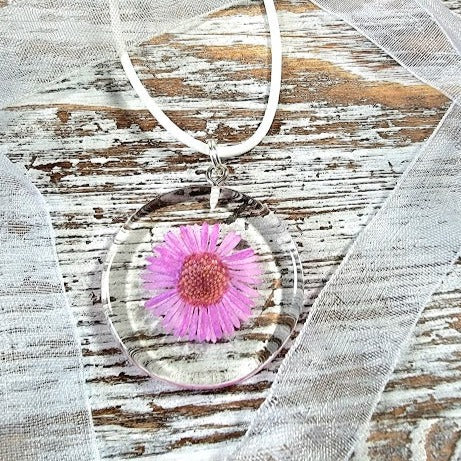 Collier de fleurs roses, design floral délicat, bijoux printaniers tendance, inspiré de la nature, excellence botanique, cadeau amoureux des plantes, Boho Chic