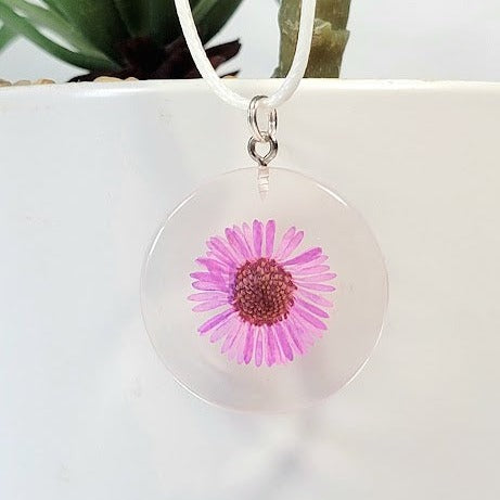 Collier de fleurs roses, design floral délicat, bijoux printaniers tendance, inspiré de la nature, excellence botanique, cadeau amoureux des plantes, Boho Chic