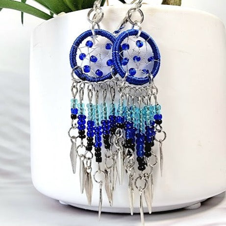 Miniature Dreamcatcher Dangle, Charme tribal, Accessoire chic, Boucles d’oreilles d’inspiration ethnique, Bijoux spirituels, Bijoux artistiques symboliques