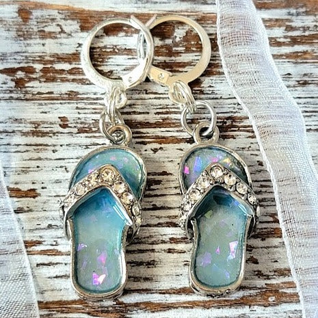 Blue Flip Flop Dangle, Boucle d’oreille sur le thème de la plage, Bijoux d’été mignons, Accessoire hors concours, Bijoux prêts pour les vacances, Mode amusante, Design tropical