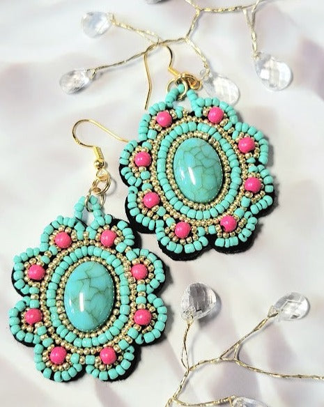 Colgante de cuentas de semillas de color turquesa y rojo, pendientes en forma de flores, joyas de estilo sudoeste, colgantes Boho Chic, estilo bohemio hecho a mano