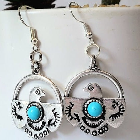 Thunderbirds avec petites boucles d’oreilles en fausse pierre turquoise, accessoire de thème du sud-ouest, pendentif d’inspiration amérindienne, design tribal