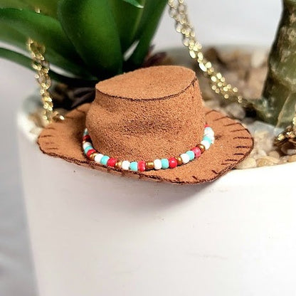 Collar de sombrero de vaquero de estilo resistente, accesorio de estilo occidental, moda de rodeo hecha a mano, elegancia rústica, joyería, tema del salvaje oeste, colgante unisex