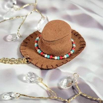 Collier de chapeau de cowboy de style robuste, accessoire de style occidental, mode rodéo faite à la main, chic rustique, bijoux, thème du Far West, pendentif unisexe