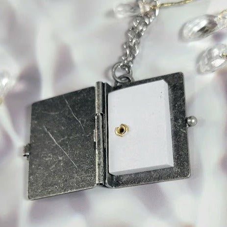 Collier de livre de conte de fées miniature, médaillon de livre d’histoires, journal avec de vraies pages, pendentif fantaisiste, cadeau de passionné de littérature, inspiré du roman