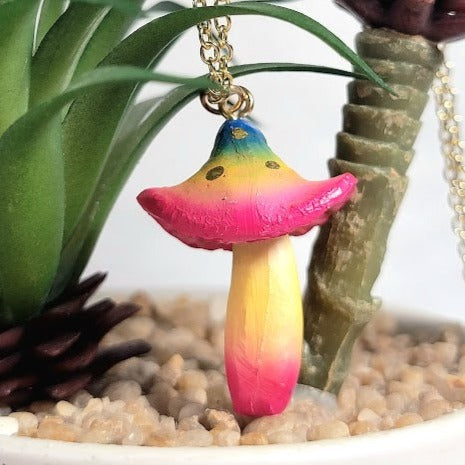 Collier de champignons arc-en-ciel, bijoux fantaisistes, accessoire sur le thème fantastique, bijoux végétaux vibrants, design psychédélique, bijoux hippies