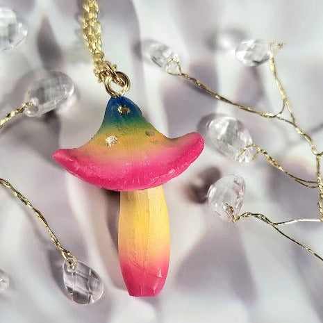 Collier de champignons arc-en-ciel, bijoux fantaisistes, accessoire sur le thème fantastique, bijoux végétaux vibrants, design psychédélique, bijoux hippies