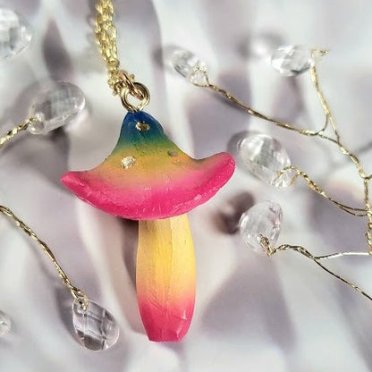 Collier de champignons arc-en-ciel, bijoux fantaisistes, accessoire sur le thème fantastique, bijoux végétaux vibrants, design psychédélique, bijoux hippies