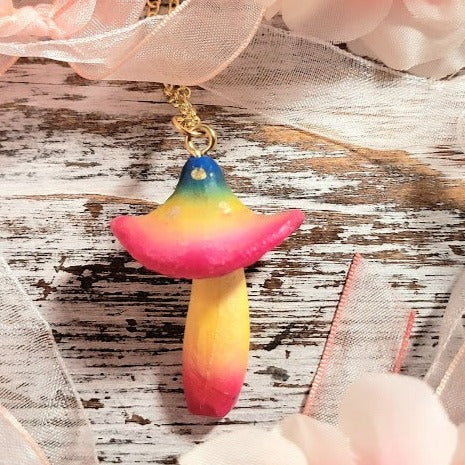 Collier de champignons arc-en-ciel, bijoux fantaisistes, accessoire sur le thème fantastique, bijoux végétaux vibrants, design psychédélique, bijoux hippies