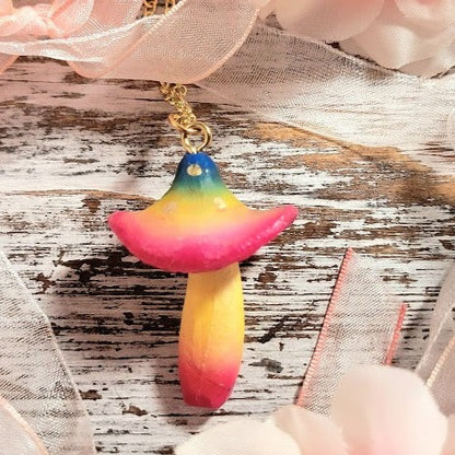 Collier de champignons arc-en-ciel, bijoux fantaisistes, accessoire sur le thème fantastique, bijoux végétaux vibrants, design psychédélique, bijoux hippies