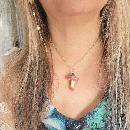 Collier de champignons arc-en-ciel, bijoux fantaisistes, accessoire sur le thème fantastique, bijoux végétaux vibrants, design psychédélique, bijoux hippies