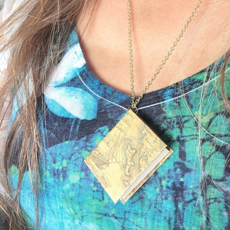 Collar de mapa de libros en miniatura, regalo de trotamundos, joyería literaria, regalo de bibliotecario, apreciación del maestro, accesorio principal de historia, joyería de diario