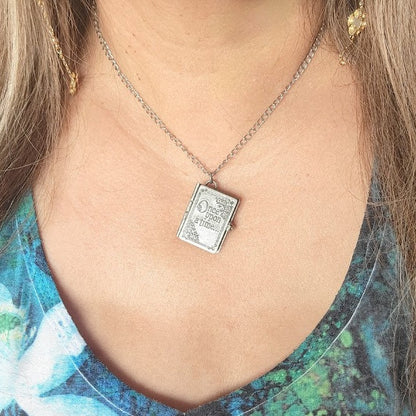 Collar de libro de cuento de hadas en miniatura, medallón de libro de cuentos, diario con páginas reales, colgante caprichoso, regalo para entusiastas literarios, inspirado en la novela