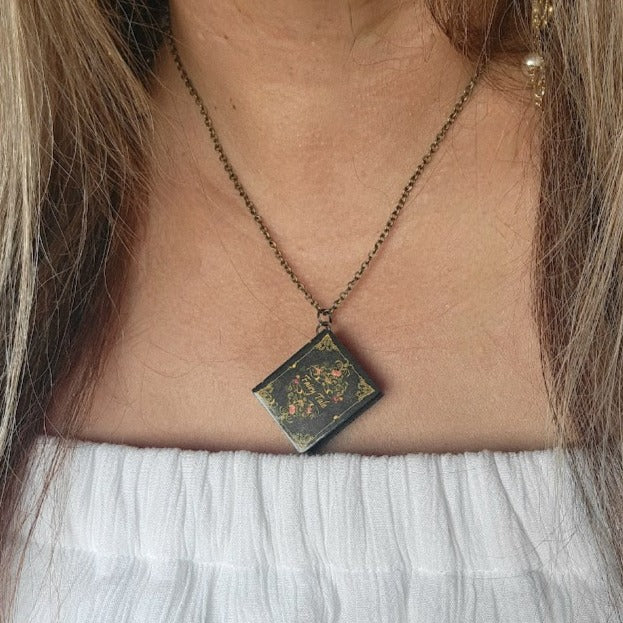 Collier thème livre d’histoires, accessoire fantaisiste, cadeau d’amoureux des livres, Once Upon A Time, bijoux littéraires, cadeau de bibliothécaire, pour la littérature