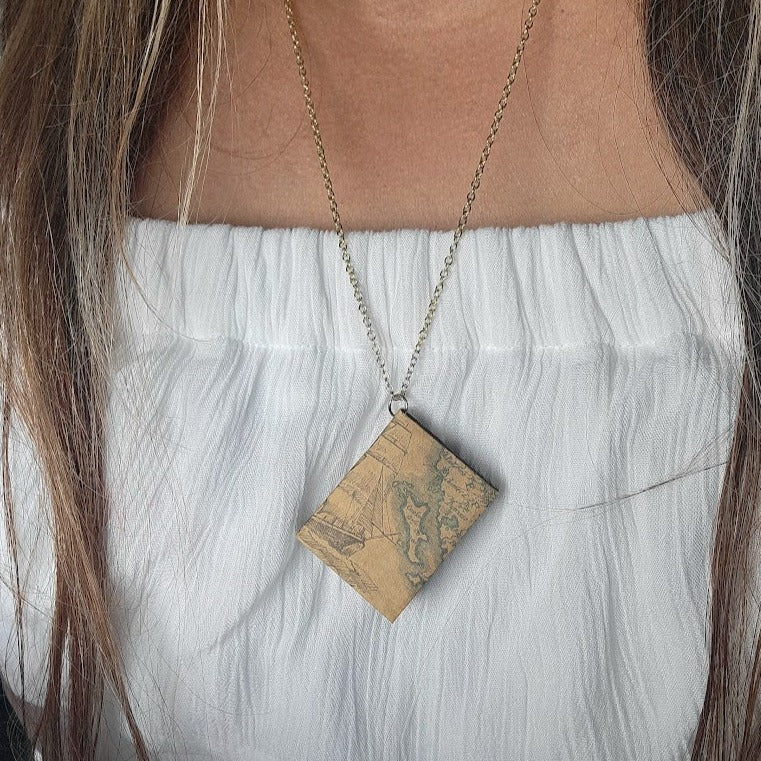 Collar de mapa de libros en miniatura, regalo de trotamundos, joyería literaria, regalo de bibliotecario, apreciación del maestro, accesorio principal de historia, joyería de diario