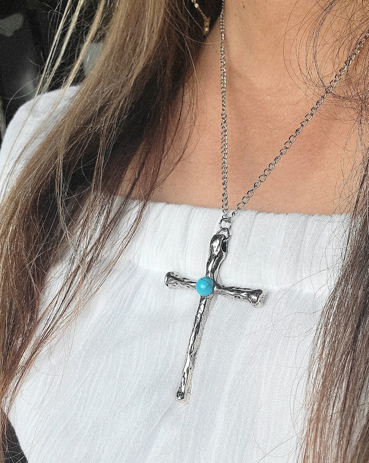 Croix texturée argentée, fausse perle turquoise, bijoux chrétiens, cadeau de baptême, accessoire de confirmation, symbole religieux, charme inspirant