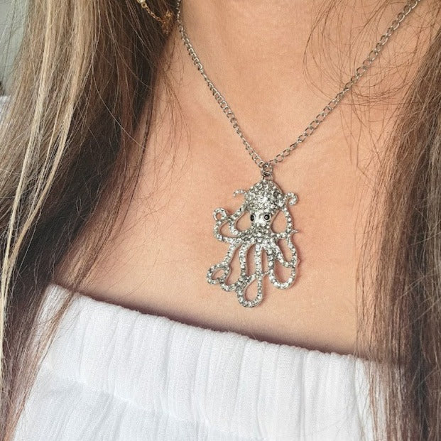 Collier de poulpe étincelant, pendentif inspiré de l’océan, accessoire clouté en strass, bijoux de créature marine, charme d’animal aquatique, style nautique