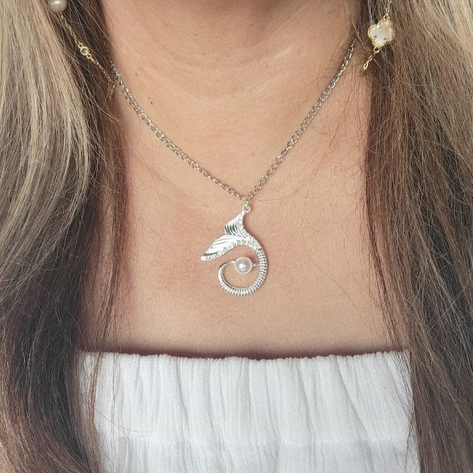 Colgante de cola de sirena de plata, inspirado en cuento de hadas, accesorio elegante y delicado, para amantes de la playa, ser mítico, joyería con detalles en perlas