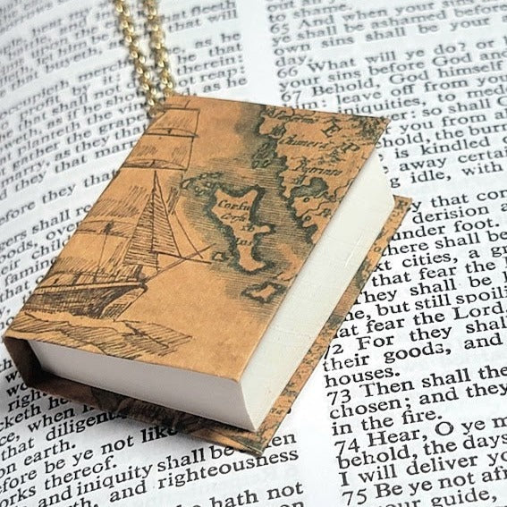 Collar de mapa de libros en miniatura, regalo de trotamundos, joyería literaria, regalo de bibliotecario, apreciación del maestro, accesorio principal de historia, joyería de diario