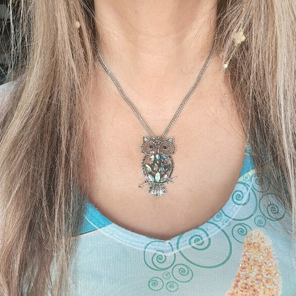 Collier de hibou chatoyant, accessoire inspiré de la faune, bijoux sur le thème des oiseaux, pendentif de couleur froide, pendentif accrocheur, bijoux en coquillage bleu