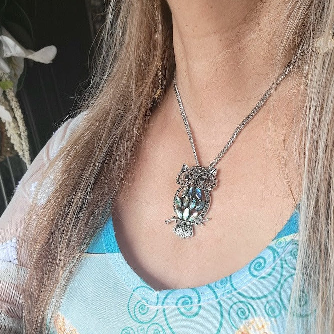 Collier de hibou chatoyant, accessoire inspiré de la faune, bijoux sur le thème des oiseaux, pendentif de couleur froide, pendentif accrocheur, bijoux en coquillage bleu