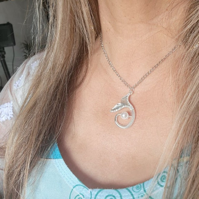 Colgante de cola de sirena de plata, inspirado en cuento de hadas, accesorio elegante y delicado, para amantes de la playa, ser mítico, joyería con detalles en perlas