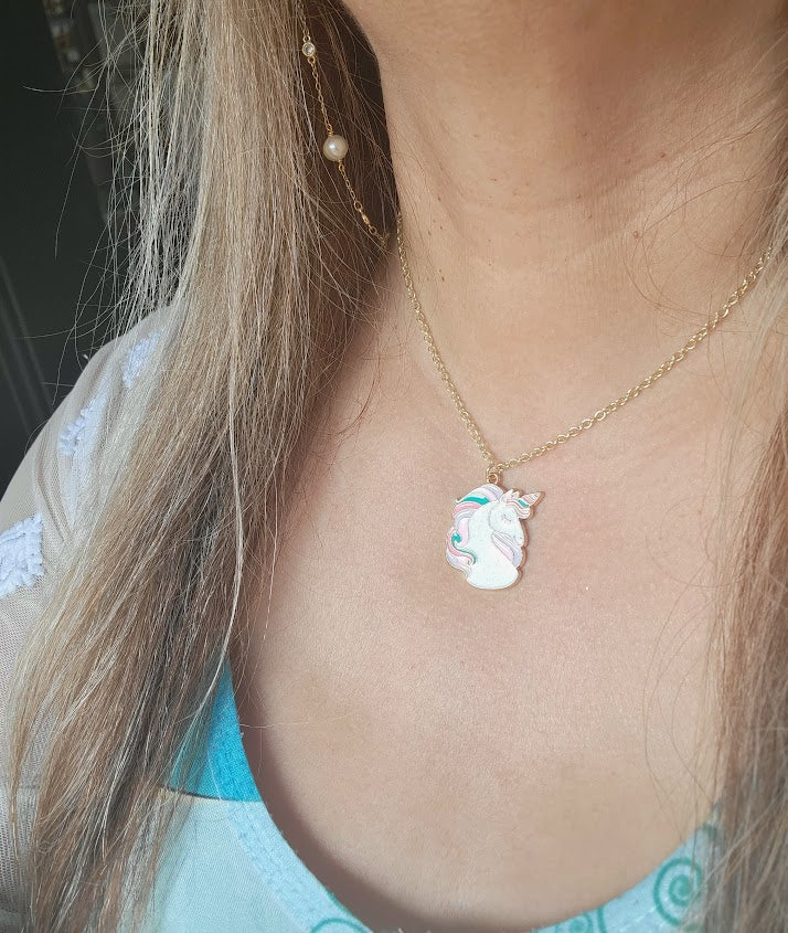 Collier licorne rose, pendentif Pégase délicat, charme de créature fantaisiste, collier à paillettes pour enfants, bijoux pour enfants, fantaisie à la mode