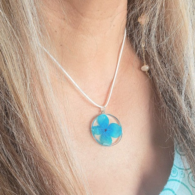 Collier de fleurs bleues, pétales de sarcelle naturellement pressés, bijoux botaniques pour femmes à la mode, cadeau sur le thème de la nature, bijoux écologiques, minimaliste