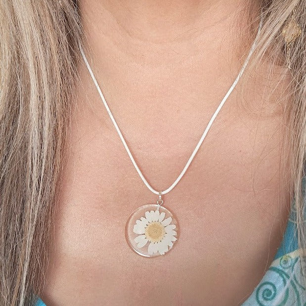 Dainty White Daisy Necklace, Elegant Floral Design, Nature-Inspired Fashion