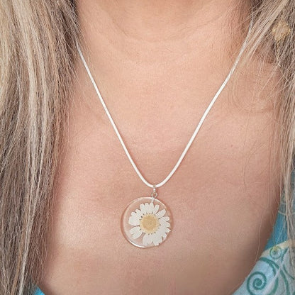 Dainty White Daisy Necklace, Elegant Floral Design, Nature-Inspired Fashion