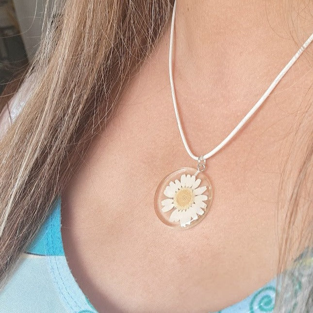 Dainty White Daisy Necklace, Elegant Floral Design, Nature-Inspired Fashion