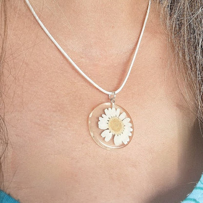 Dainty White Daisy Necklace, Elegant Floral Design, Nature-Inspired Fashion