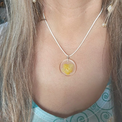 Collier de fleurs jaune vif, accessoire Boho tendance, bijoux floraux élégants, design écologique, style minimaliste, bijoux Boho Chic