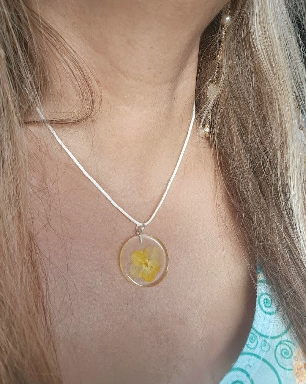 Collier de fleurs jaune vif, accessoire Boho tendance, bijoux floraux élégants, design écologique, style minimaliste, bijoux Boho Chic