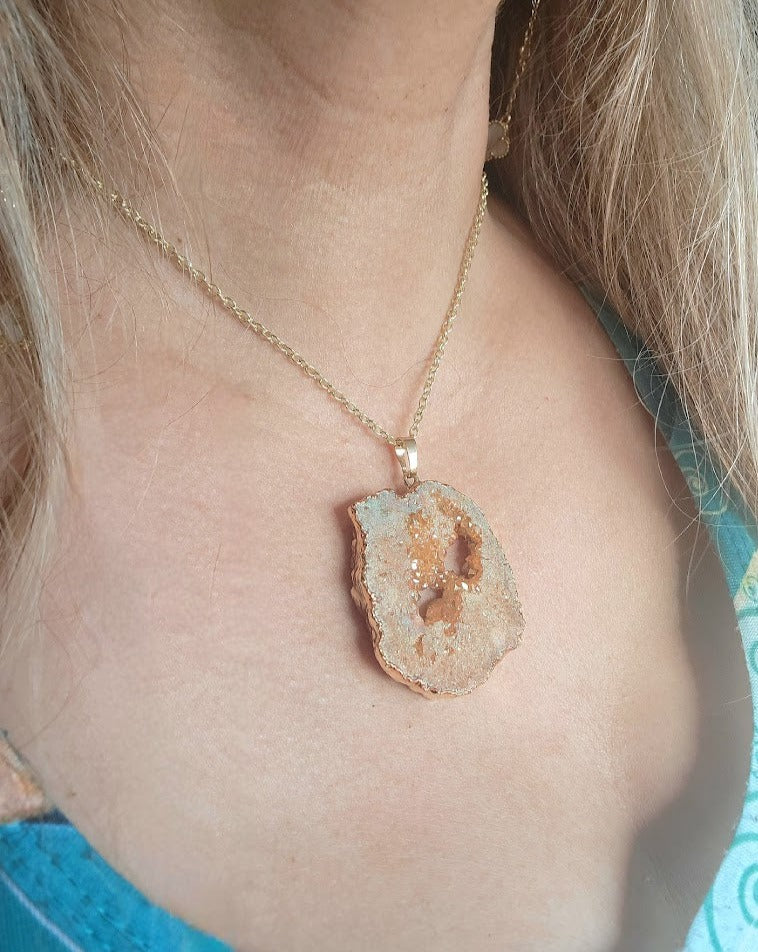 Collier en pierre brute Peach Agate, bijoux inspirés de la nature, pendentifs de forme unique, accessoire hors concours, guérison des pierres précieuses, bijoux terreux