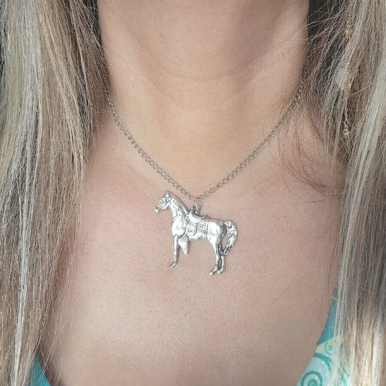 Collier équestre Silver Horse, Mode Rodéo, Bijoux Country Western, Accessoire Flair Sud-Ouest, Pendentif Cowboy Cowgirl, Style Rustique