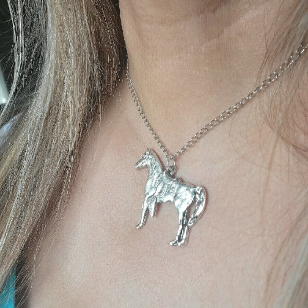 Collier équestre Silver Horse, Mode Rodéo, Bijoux Country Western, Accessoire Flair Sud-Ouest, Pendentif Cowboy Cowgirl, Style Rustique