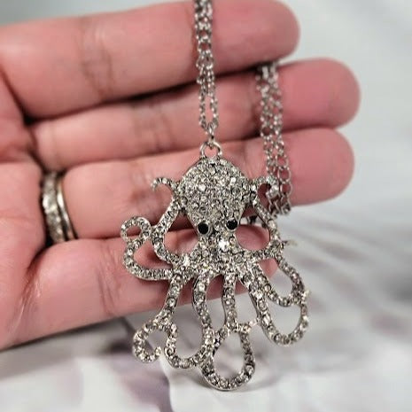 Collier de poulpe étincelant, pendentif inspiré de l’océan, accessoire clouté en strass, bijoux de créature marine, charme d’animal aquatique, style nautique