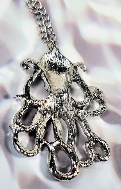 Collar de pulpo brillante, colgante inspirado en el océano, accesorio con tachuelas de pedrería, joyería de criaturas marinas, encanto de animales acuáticos, estilo náutico