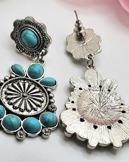 Pendientes colgantes de color turquesa, elegancia del suroeste, colgante de declaración audaz, joyería cultural elegante, accesorio etéreo, detalles en azul y plata