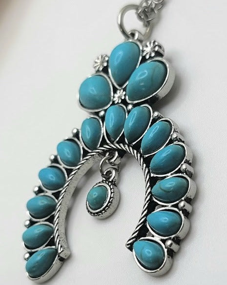 Collier de perles turquoise Flair du Sud-Ouest avec pendentif en fer à cheval et pierre en forme de larme, bijoux d’inspiration amérindienne, pendentif chic chic