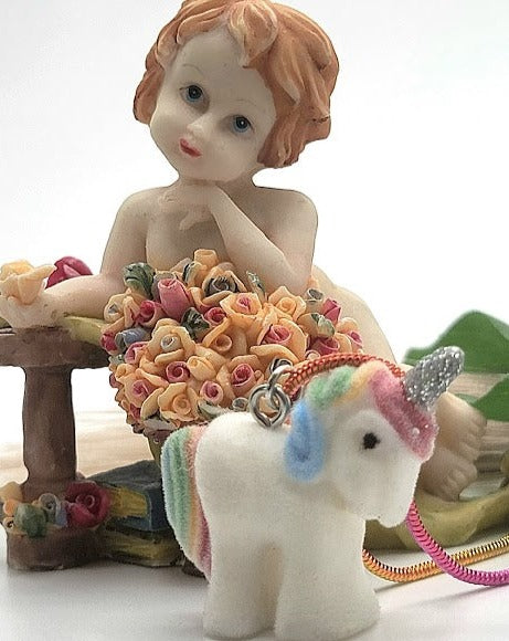 Licorne blanche miniature, pendentif Rainbow Pegasus, cheval de conte de fées, charme animal mignon, bijoux d’animaux mystiques, accessoire de créature mythique