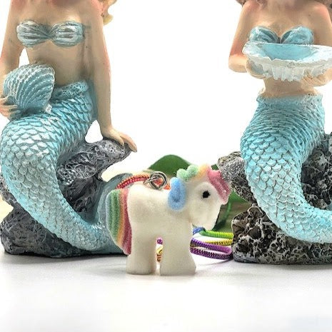 Unicornio blanco en miniatura, colgante de pegaso arco iris, caballo de cuento de hadas, encanto animal lindo, joyería de animales místicos, accesorio de criatura mítica