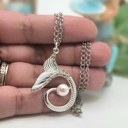 Colgante de cola de sirena de plata, inspirado en cuento de hadas, accesorio elegante y delicado, para amantes de la playa, ser mítico, joyería con detalles en perlas