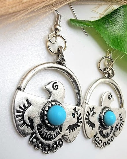 Thunderbirds avec petites boucles d’oreilles en fausse pierre turquoise, accessoire de thème du sud-ouest, pendentif d’inspiration amérindienne, design tribal