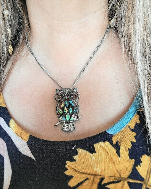 Collier de hibou chatoyant, accessoire inspiré de la faune, bijoux sur le thème des oiseaux, pendentif de couleur froide, pendentif accrocheur, bijoux en coquillage bleu