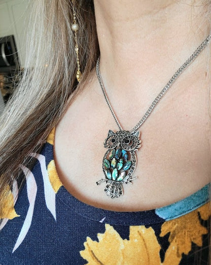 Collier de hibou chatoyant, accessoire inspiré de la faune, bijoux sur le thème des oiseaux, pendentif de couleur froide, pendentif accrocheur, bijoux en coquillage bleu