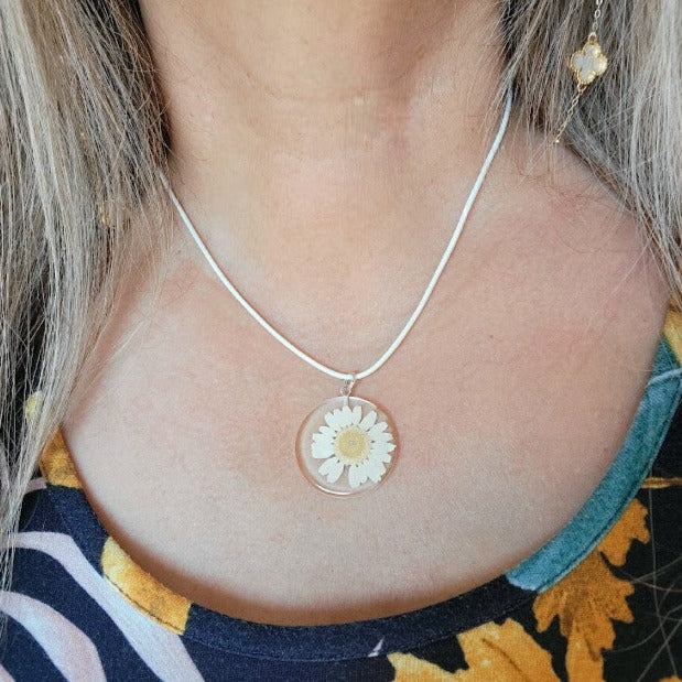 Collier de marguerite blanche délicate, design floral élégant, accessoire de mode inspiré de la nature, design botanique moderne, bijoux Boho uniques