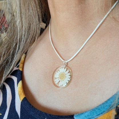 Dainty White Daisy Necklace, Elegant Floral Design, Nature-Inspired Fashion